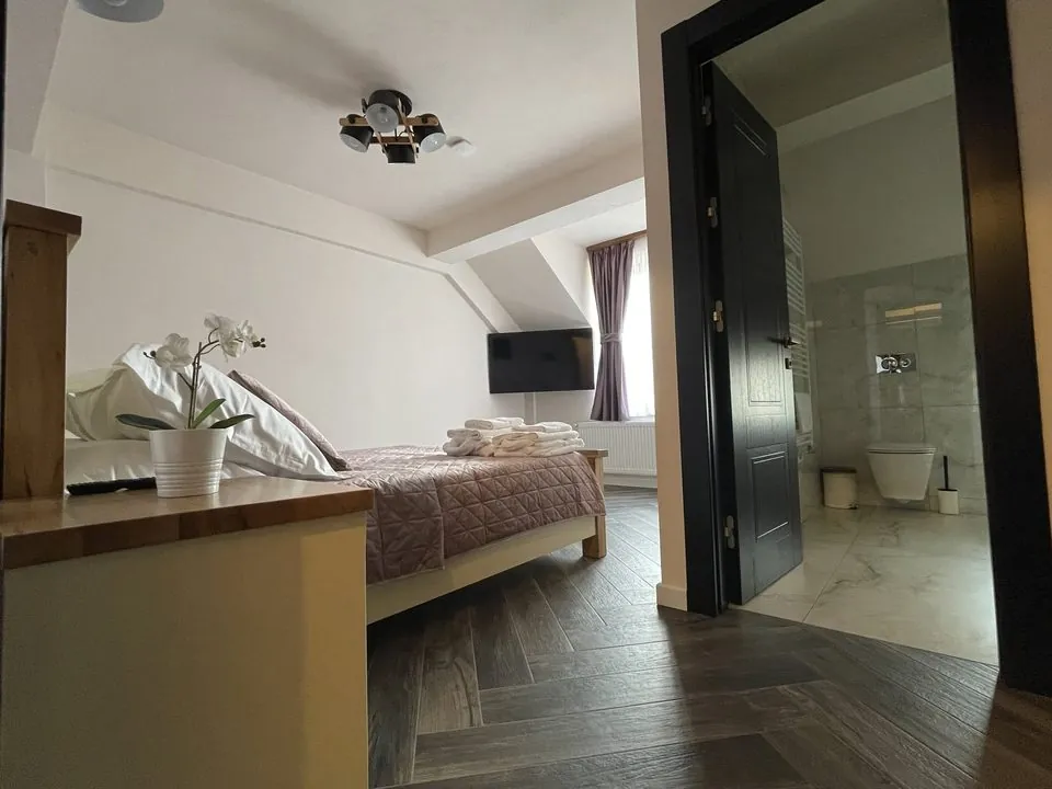 Dormitor mansardat cu baie proprie alăturată