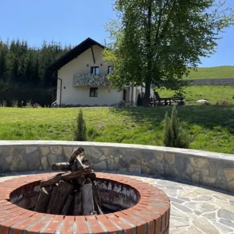 Capătul vilei văzut dinspre vatra de foc