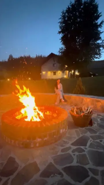 Vatra de foc aprinsă seara