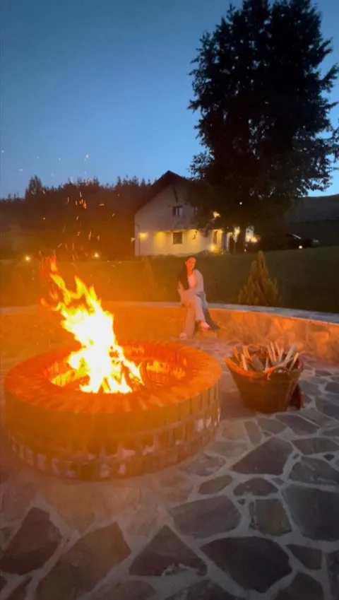 Vatra de foc iluminată seara