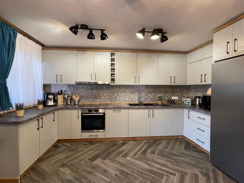 Bucătăria complet utilată, cu electrocasnice moderne