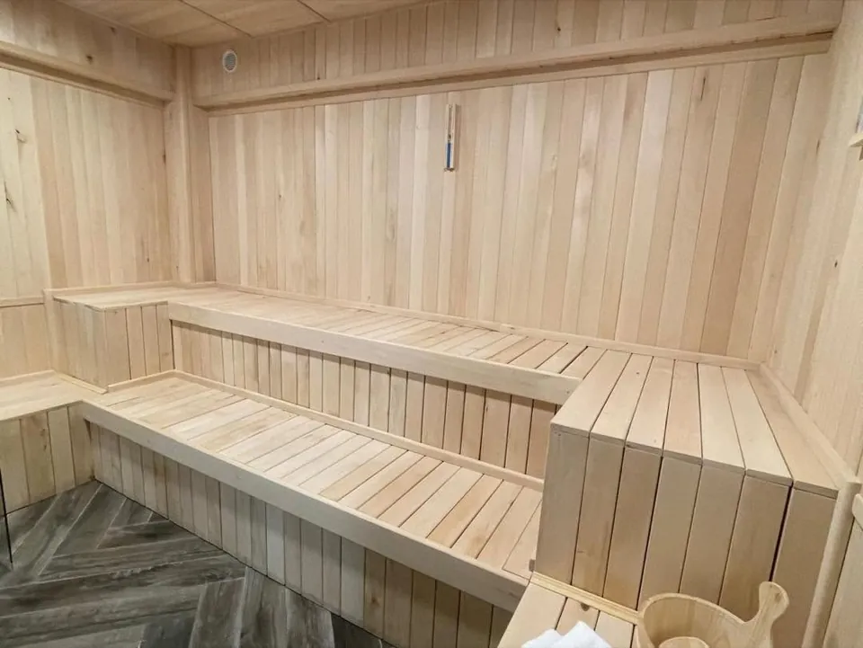 Sauna uscată din lemn, cu bănci pe două niveluri