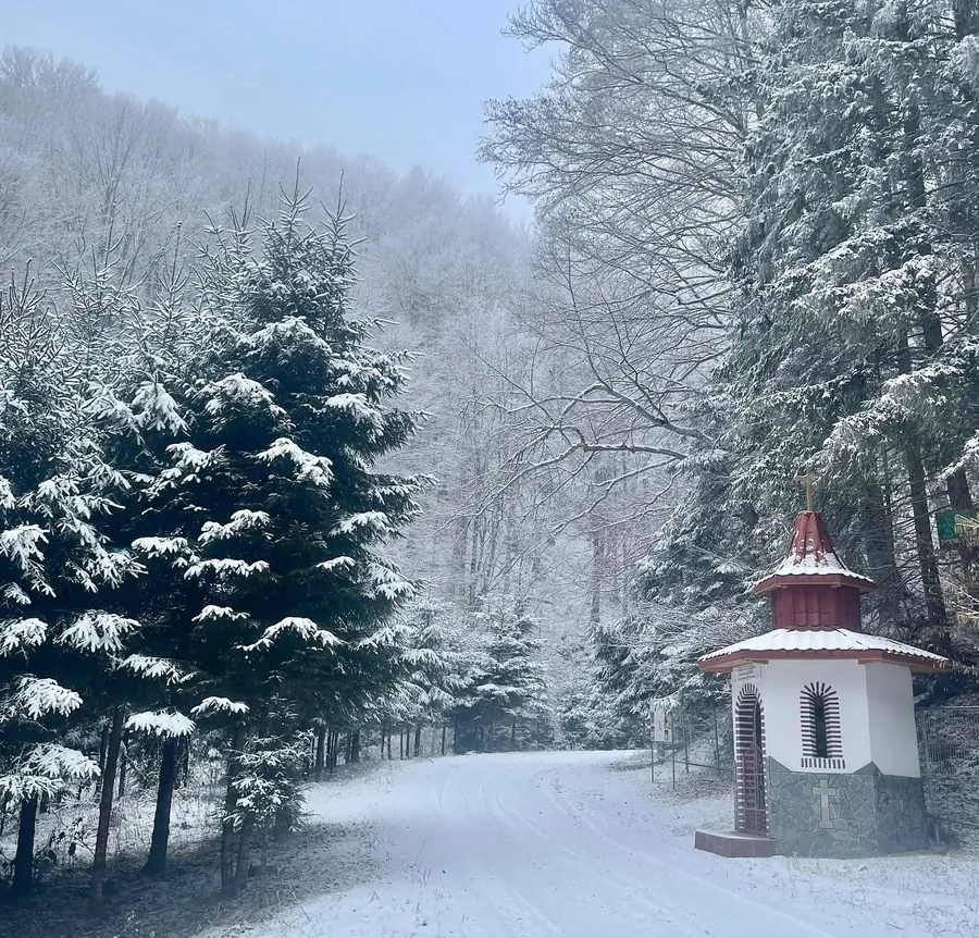 Capelă din Runcu, iarna, între brazi