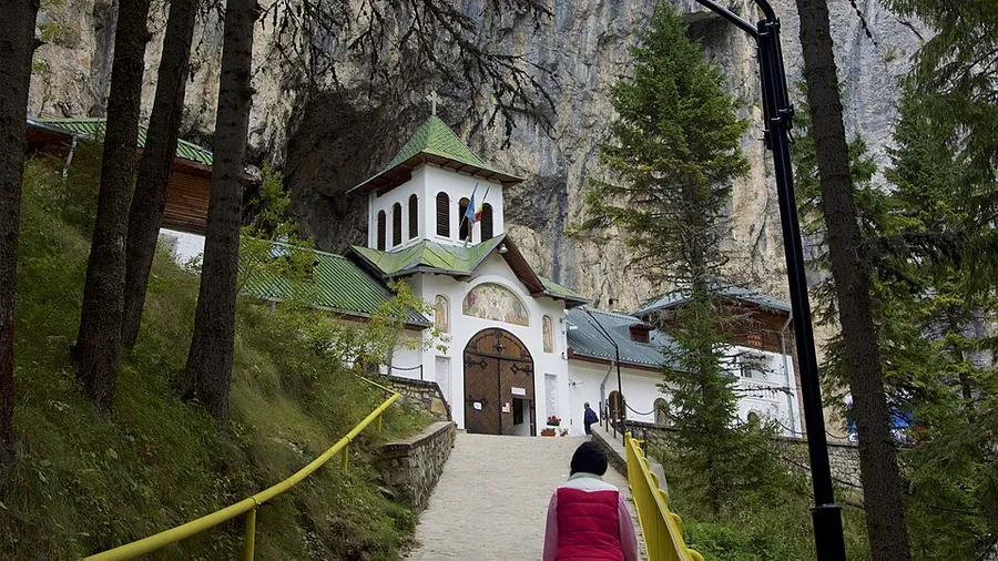 Intrarea în Peștera Ialomiței, Munții Bucegi